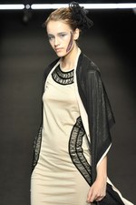 ひもから生まれる繊細でエレガントなスタイル - Yasutoshi Ezumi(ヤストシ エズミ) 2012年春夏コレクション｜写真25