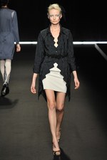 ひもから生まれる繊細でエレガントなスタイル - Yasutoshi Ezumi(ヤストシ エズミ) 2012年春夏コレクション｜写真30