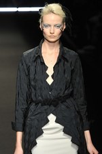 ひもから生まれる繊細でエレガントなスタイル - Yasutoshi Ezumi(ヤストシ エズミ) 2012年春夏コレクション｜写真31