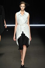 ひもから生まれる繊細でエレガントなスタイル - Yasutoshi Ezumi(ヤストシ エズミ) 2012年春夏コレクション｜写真32