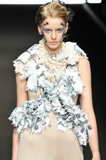 ひもから生まれる繊細でエレガントなスタイル - Yasutoshi Ezumi(ヤストシ エズミ) 2012年春夏コレクション｜写真34