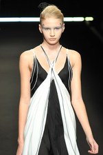 ひもから生まれる繊細でエレガントなスタイル - Yasutoshi Ezumi(ヤストシ エズミ) 2012年春夏コレクション｜写真36