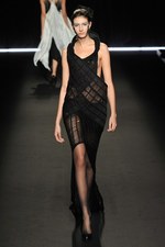 ひもから生まれる繊細でエレガントなスタイル - Yasutoshi Ezumi(ヤストシ エズミ) 2012年春夏コレクション｜写真38