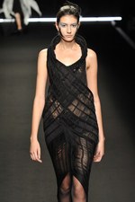 ひもから生まれる繊細でエレガントなスタイル - Yasutoshi Ezumi(ヤストシ エズミ) 2012年春夏コレクション｜写真39