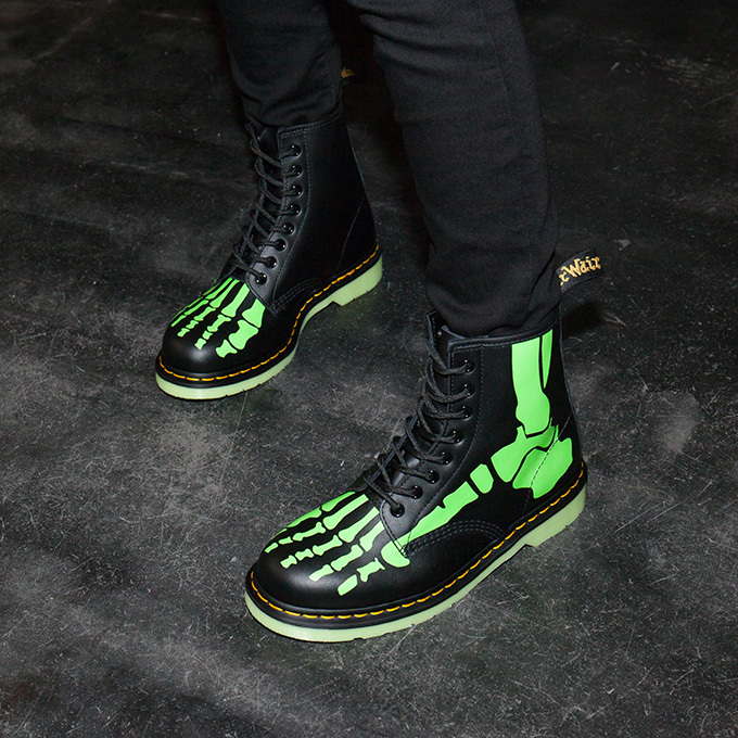 ドクターマーチンのハロウィン限定ブーツ - 暗闇で緑色に光る“骨”を描いた1足｜写真3