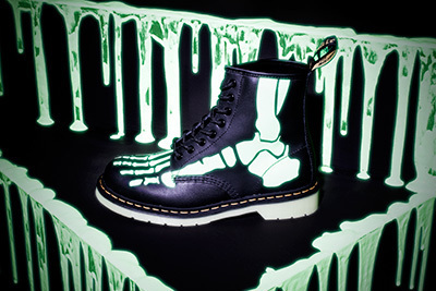 ドクターマーチンのハロウィン限定ブーツ - 暗闇で緑色に光る“骨”を描いた1足