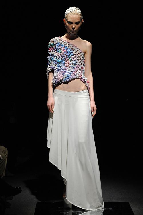 暗闇で光る服で女性の二面性を表現ーJohan Ku(ヨハン クー) 2012年春夏コレクション