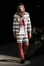 光速のイメージで魅せるリアルな東京のカッコよさ - ヨシオクボ(yoshio kubo) 2012年春夏コレクション｜写真10