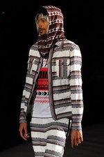 光速のイメージで魅せるリアルな東京のカッコよさ - ヨシオクボ(yoshio kubo) 2012年春夏コレクション｜写真11