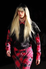 光速のイメージで魅せるリアルな東京のカッコよさ - ヨシオクボ(yoshio kubo) 2012年春夏コレクション｜写真16