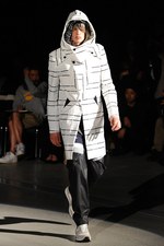 光速のイメージで魅せるリアルな東京のカッコよさ - ヨシオクボ(yoshio kubo) 2012年春夏コレクション｜写真25