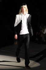 光速のイメージで魅せるリアルな東京のカッコよさ - ヨシオクボ(yoshio kubo) 2012年春夏コレクション｜写真29