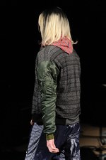 光速のイメージで魅せるリアルな東京のカッコよさ - ヨシオクボ(yoshio kubo) 2012年春夏コレクション｜写真49