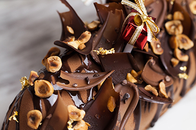 ミシュラン｜ドミニク・ブシェ トーキョー、ショコラ＆キャラメルづくしの「ブッシュ・ド・ノエル」を限定50個販売