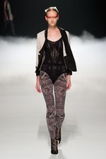 力強く飛回る鳥をイメージ - ソマルタ(SOMARTA) 2012年春夏コレクション｜写真1