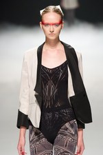 力強く飛回る鳥をイメージ - ソマルタ(SOMARTA) 2012年春夏コレクション｜写真2