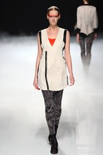 力強く飛回る鳥をイメージ - ソマルタ(SOMARTA) 2012年春夏コレクション｜写真3