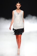 力強く飛回る鳥をイメージ - ソマルタ(SOMARTA) 2012年春夏コレクション｜写真4