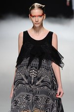 力強く飛回る鳥をイメージ - ソマルタ(SOMARTA) 2012年春夏コレクション｜写真9