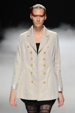 力強く飛回る鳥をイメージ - ソマルタ(SOMARTA) 2012年春夏コレクション｜写真11