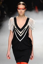 力強く飛回る鳥をイメージ - ソマルタ(SOMARTA) 2012年春夏コレクション｜写真16