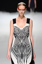 力強く飛回る鳥をイメージ - ソマルタ(SOMARTA) 2012年春夏コレクション｜写真22