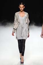 力強く飛回る鳥をイメージ - ソマルタ(SOMARTA) 2012年春夏コレクション｜写真23