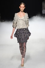 力強く飛回る鳥をイメージ - ソマルタ(SOMARTA) 2012年春夏コレクション｜写真24