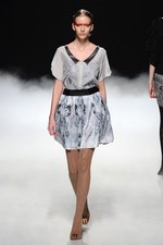 力強く飛回る鳥をイメージ - ソマルタ(SOMARTA) 2012年春夏コレクション｜写真27