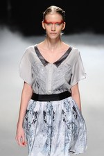 力強く飛回る鳥をイメージ - ソマルタ(SOMARTA) 2012年春夏コレクション｜写真28