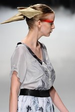 力強く飛回る鳥をイメージ - ソマルタ(SOMARTA) 2012年春夏コレクション｜写真29