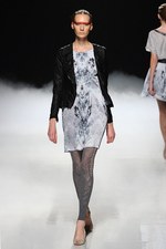 力強く飛回る鳥をイメージ - ソマルタ(SOMARTA) 2012年春夏コレクション｜写真30