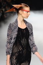 力強く飛回る鳥をイメージ - ソマルタ(SOMARTA) 2012年春夏コレクション｜写真33