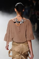 力強く飛回る鳥をイメージ - ソマルタ(SOMARTA) 2012年春夏コレクション｜写真40