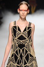 力強く飛回る鳥をイメージ - ソマルタ(SOMARTA) 2012年春夏コレクション｜写真44