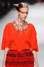 力強く飛回る鳥をイメージ - ソマルタ(SOMARTA) 2012年春夏コレクション｜写真51