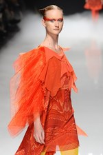 力強く飛回る鳥をイメージ - ソマルタ(SOMARTA) 2012年春夏コレクション｜写真55