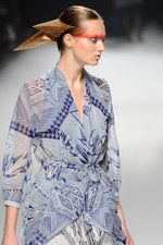 力強く飛回る鳥をイメージ - ソマルタ(SOMARTA) 2012年春夏コレクション｜写真57