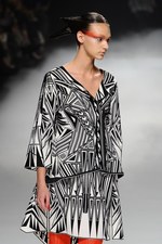 力強く飛回る鳥をイメージ - ソマルタ(SOMARTA) 2012年春夏コレクション｜写真61