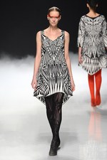 力強く飛回る鳥をイメージ - ソマルタ(SOMARTA) 2012年春夏コレクション｜写真62