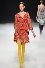 力強く飛回る鳥をイメージ - ソマルタ(SOMARTA) 2012年春夏コレクション｜写真63