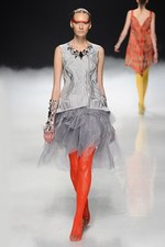 力強く飛回る鳥をイメージ - ソマルタ(SOMARTA) 2012年春夏コレクション｜写真67