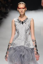 力強く飛回る鳥をイメージ - ソマルタ(SOMARTA) 2012年春夏コレクション｜写真68