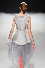 力強く飛回る鳥をイメージ - ソマルタ(SOMARTA) 2012年春夏コレクション｜写真69