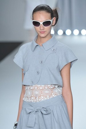 レースとカッティングで魅せるヘルシービューティー - miss ashida(ミス アシダ) 2012年春夏コレクション｜写真4