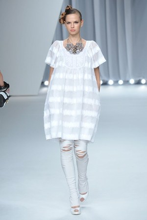 レースとカッティングで魅せるヘルシービューティー - miss ashida(ミス アシダ) 2012年春夏コレクション｜写真16
