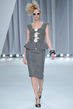 レースとカッティングで魅せるヘルシービューティー - miss ashida(ミス アシダ) 2012年春夏コレクション｜写真18