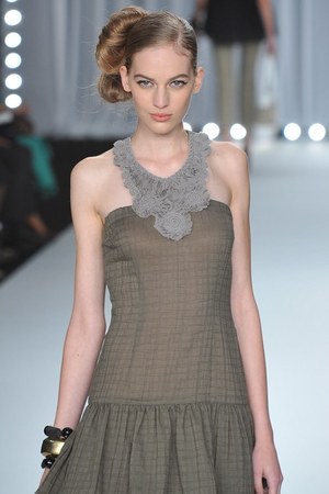 レースとカッティングで魅せるヘルシービューティー - miss ashida(ミス アシダ) 2012年春夏コレクション｜写真37