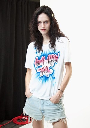 アレキサンダー ワン、Tシャツ&デニムをエアーブラシでカスタム - 青山店で開催|写真3