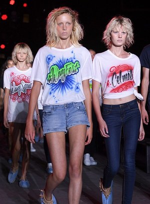 アレキサンダー ワン、Tシャツ&デニムをエアーブラシでカスタム - 青山店で開催|写真1